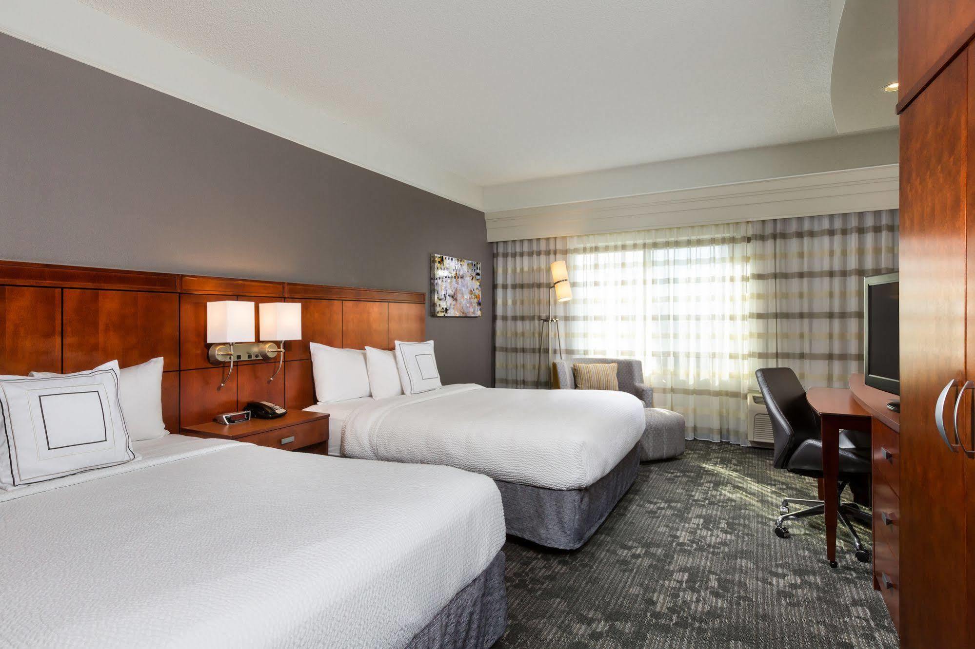 Courtyard By Marriott Houston Galleria Bagian luar foto
