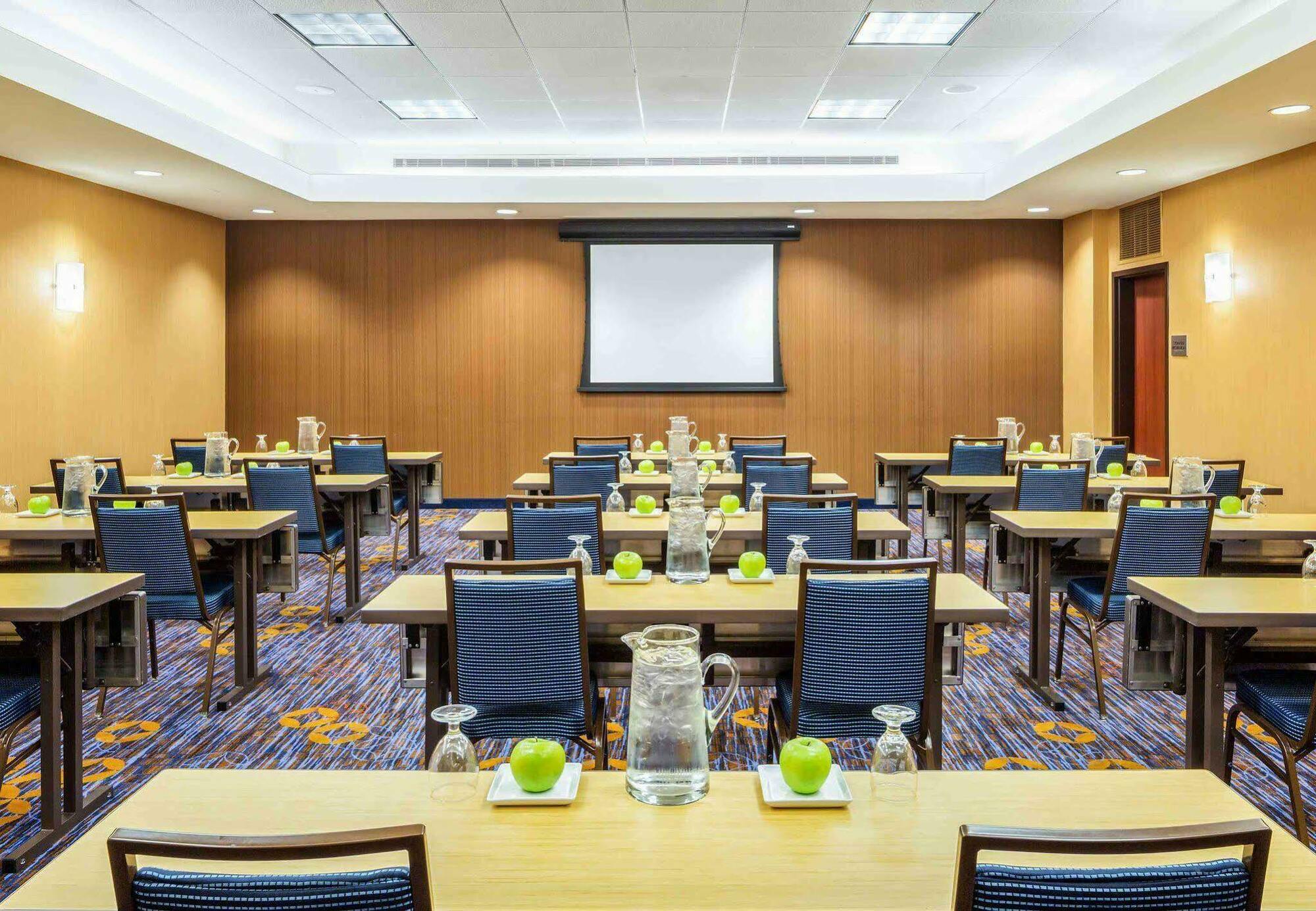 Courtyard By Marriott Houston Galleria Bagian luar foto