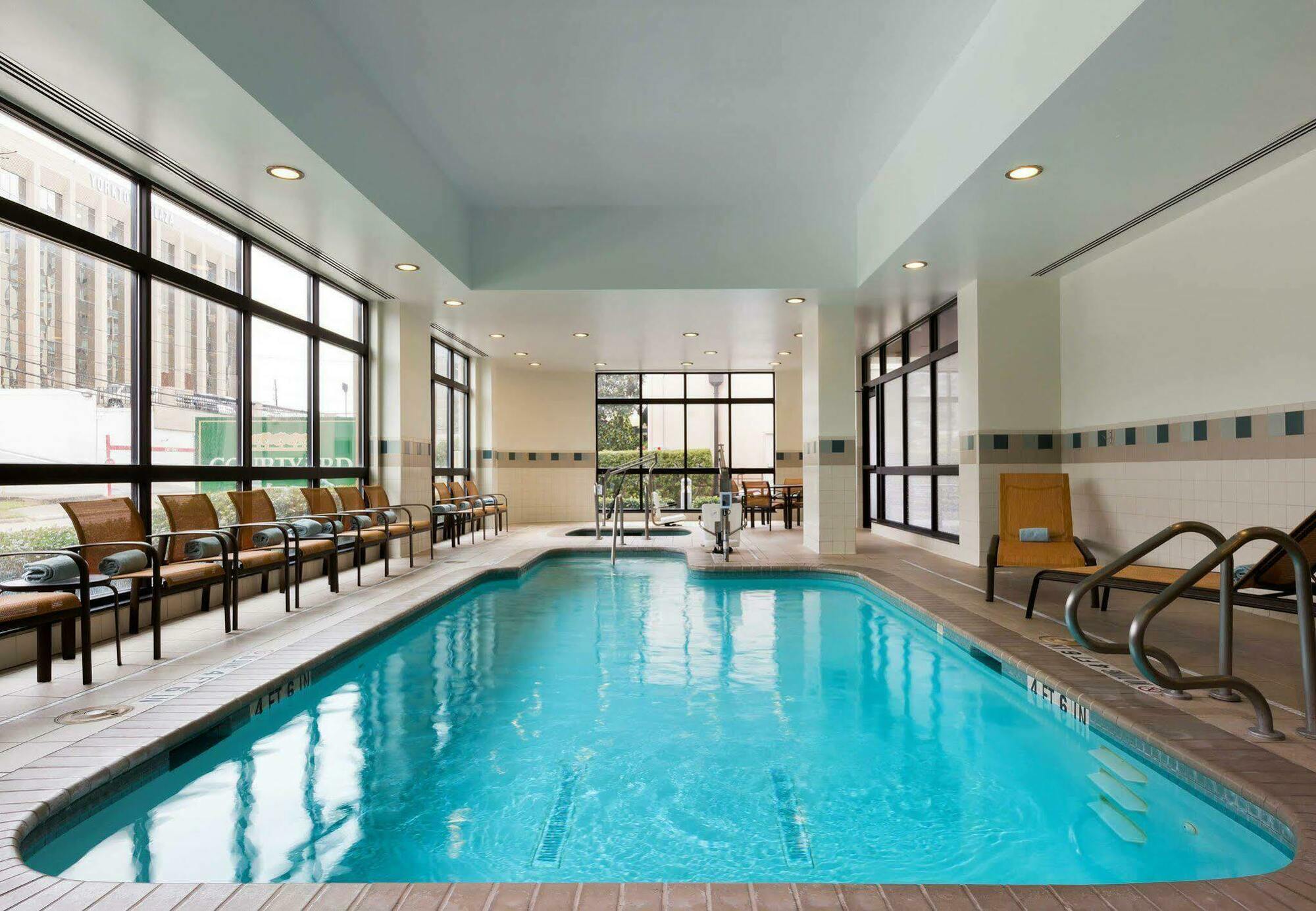 Courtyard By Marriott Houston Galleria Bagian luar foto